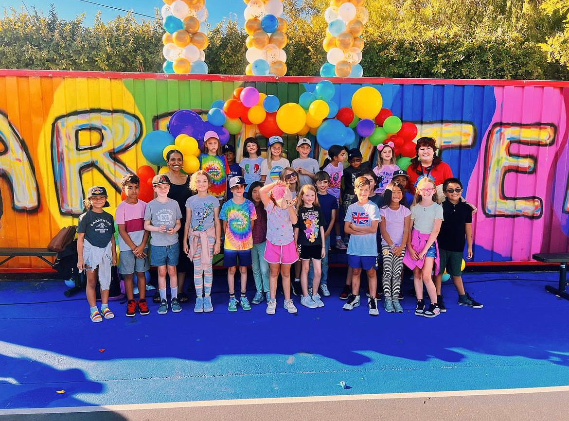 Nithya with children at Studio City